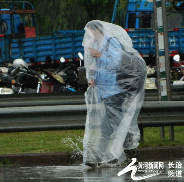 下雨天没带雨伞,这位兄弟就用一个特大的塑料袋,把自己全身套在里面