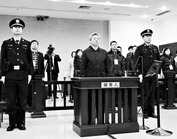图为:25日,梁滨在鞍山市中级人民法院接受审判.