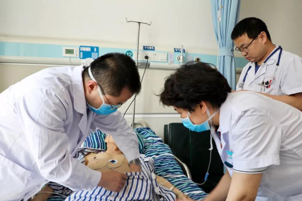 图为:北京协和医院呼吸科留永健博士到病房查看重症病人