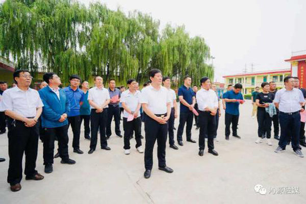 图为:沁源县委书记金所军带领四大班子领导和乡镇党委书记赴文水县