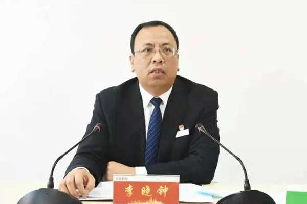 图为:黎城农商银行党委书记,董事长李晓钟讲话